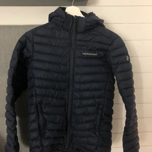 Peak performence jacka - säljer min älskade peak performence jacka då den tyvärr inte kommer till användning längre, använd i ca 1 år men den är i väldigt bra skick! köpt för 1800 kr på peak performence hemsida men mitt pris 500kr + frakt☺️ stl 160 men skulle säga att den sitter som en XS/S