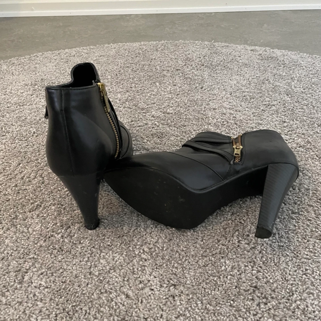 Två par stövletter nya ! St 37  - 91