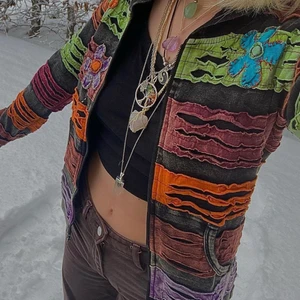 hippie kofta - säljer en hippie kofta storlek L men skulle mer säga storlek S som jag har, väldigt fin men inte min stil längre <3 200kr + frakt eller mötas upp i sthlm