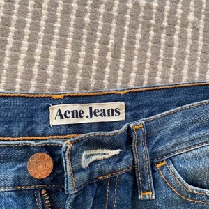 Acne jeans bootcut lågmidjad - Säljer ett par super coola lågmidjade & bootcut jeans från Acne, då de är för korta för mig :(💘 Jag är långbent på 168 👋🏼
