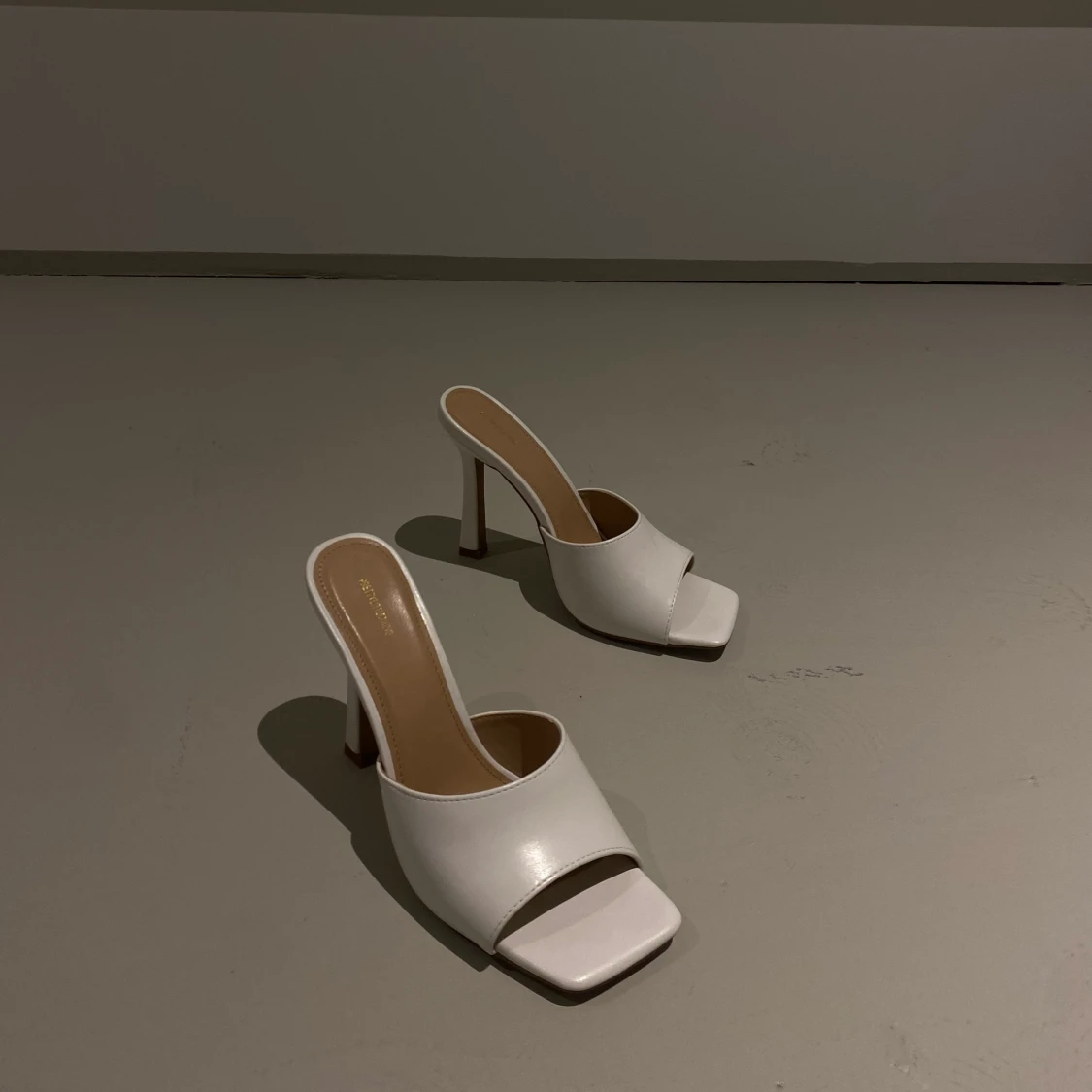 Vita klackar (oanvända) storlek 38 - 90