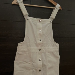 Hängslekjol Mango - Superfin vit hängslekjol från mango, som knappt har används. Storlek S, passar nog bättre XS dock