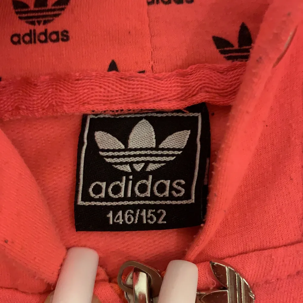 Jätte fin neon rosa adidas hoodie älskar den.Frakten betalar man själv !! . Hoodies.