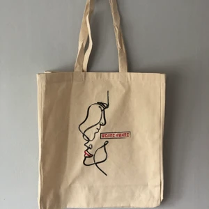 Tygkassar med tryck  - Vi är ett UF-företag som vill normalisera psykisk ohälsa. Men även hjälpa barn som lider av vuxna i sin närhet som missbrukar konsumtionen av alkohol. Att ungdomar ska få den hjälp dem behöver och vill ha. Inte bara hjälp men få en större förståelse för vad alkohol innebär och hur det påverkar dig själv och andra i din närhet. Läs mer om oss @weareawareuf på instagram. 🌸