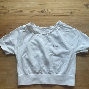 ICIW träningstoppar  - Kortärmad vit träningstopp från ICIW i S. Super bra skick inte mycket använd. 180 kr.                                                   Långärmad vit träningstopp också från ICIW i XS. Även denna i super skick. 200kr eller båda för 350kr 