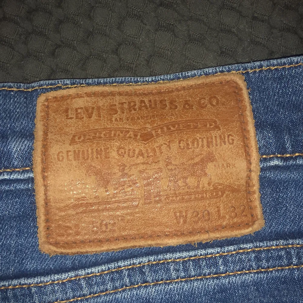 Säljer då mina gamla Levis 502 jeans passar perfekt och är väldigt sköna inga skador nästan nytt skick.. Jeans & Byxor.