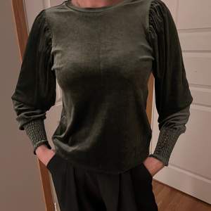 Superfin mörkgrön velvet tröja ifrån märket in Wear i strl xs. Använd några få gånger så i superfint skick, säljes då den inte kommer till användning❤️‍🔥