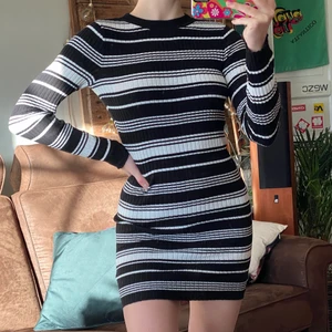 långärmad klänning  - Jättemysig långärmad klänning från hm i stretchigt material i storlek 34. Använd men fortfarande i bra skick. Säljer för 80 kr, köpare står för frakten. 💖