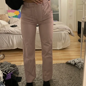 rosa byxor från dr denim - jättecoola rosa byxor från dr denim, ger fin form och sitter bekvämt! Har coola fickor som ger en coolare look!