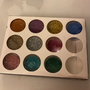 Glitter  - Säljer glitter som har aldrig använt med olika färger! Väldigt billigt 
