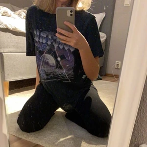 T-shirt  - Säljer denna snygg och cool T-shirten i från Gina Tricot!             Den har ett pyttelitet hål längst ner vid sidan som inte syns men det finns skriv priv för bild💕