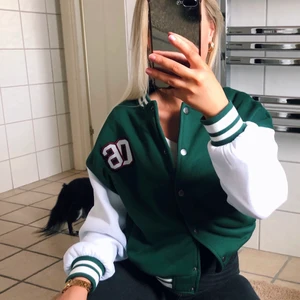 Baseballjacka - Mjuk skön baseballjacka. Passar strl XS