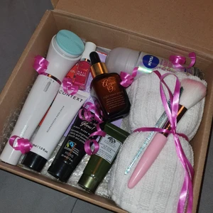Skönhets kit - Perfekt som present eller julklapp. Pris kan diskuteras! Allt i detta kit är oanvänt och innehåller:  •Batteridriven rengörings borste •Ansiktshandduk  •Night repair serum •Nagellack •Night sleep mask •Gel Lotion •Two in one cleanser •Deodorant  •Två ansikts mask  •2 borstar