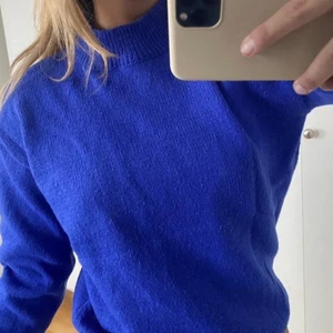 Klarblå stickad tröja - Jätte fin stickad tröja, aldrig använd endast testad 💕⚡️