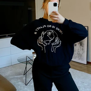 Sweatshirt med tryck storlek S 🖤 - En sweatshirt jag inte fått någon användning av med ett fint tryck på 🌎 Superskön, storlek S och jag är 158 cm. 