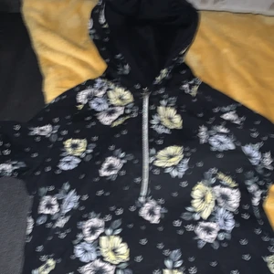 Luv tröja med kedja!!💗💗 - En tröja hah