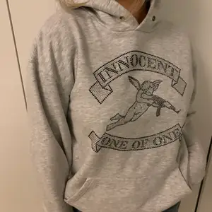 Sjuksnygg hoddie från One of One, helt slutsåld och väldigt limiterad, buda i kommentarerna 💕