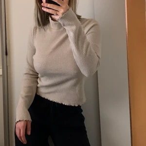 Beige polotröja - En beige polotröja med väldigt fina ärmar. Den kommer från ginatricot☺️