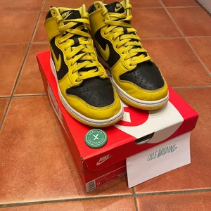 Nike dunk varsity Maize - Ett par dunk high i fint skick köpta på stockx för 226$. De är i storlek 41, box förljer med, kan skicka fler bilder i dm. Kan mötas i Stockholm eller frakta.