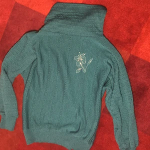 Turkos turtleneck - Tunnt i tyget, inte stickigt. Köpt på secondhand på retro avdelningen, aldrig använd. Priset kan diskuteras