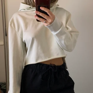 Hoodie - En vit hoodie som har lite detaljer vid magen, den är lite tunnare en vanligt. Älskar men kommer aldrig till användning. 