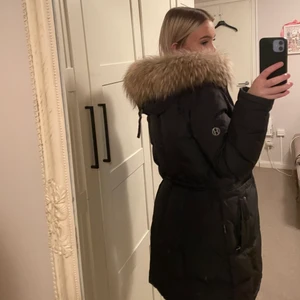 Hollies jacka - Säljer min svarta hollies vinterjacka i strl 34 som är i nytt skick då den bara är använd 1 vinter, säljer för att den blivit för liten. Kan gå ner i pris vid snabb affär