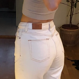 Off white jeans - Off white jeans med bruna sömmar, går till ankeln på mig som är 158 cm.  Har lite smuts vid benet syns på andra bilden.