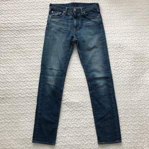 Levi’s jeans i storlek 29/32 modell 510. Naturligt slitna, har ett hål vid bakfickan se bild. Skickas med PostNord spårbar frakt 66 kr. 