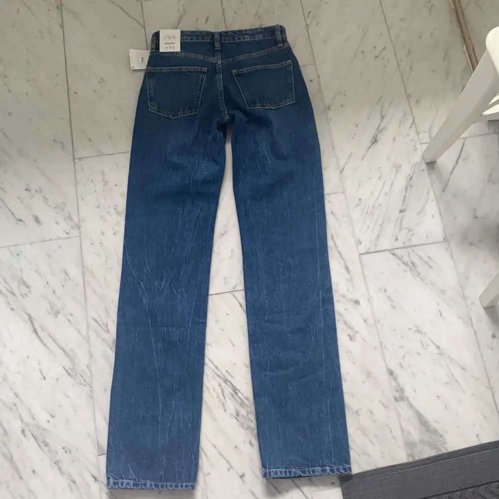 Säljer dessa helt oanvända, super fina jeans från zara pågrund av fel storlek. Jeans & Byxor.