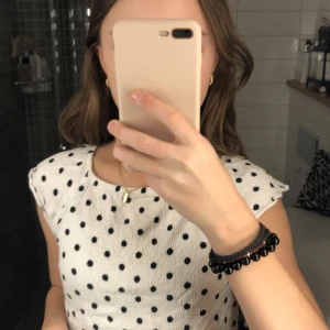 Topp - Mina super super super fina zara kids topp är nu till salu, älskar verkligen denna tröja men börjar tröttna och kollar nu ifall någon av er är intresserade, budet startar på 50kr