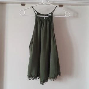 Fint sommarlinne - Fint skogsgrönt sommarlinne med volang nertill. 