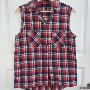 Rutig bomullsskjorta  - Rutig bomullsskjorta med korta armarna från Red Label. Storlek M. Använd få gånger. 