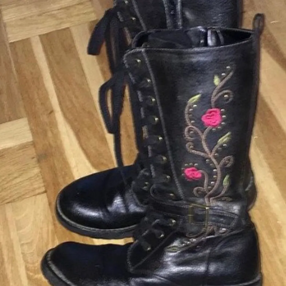 Svarta läderkängor/boots med broderade blommor, hel snörning och hel dragkedja från Bon’aparte. Storlek 35. Lite använda men i fint skick.. Skor.