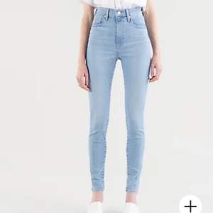 (Lånad bild) Uttvättad blå, mile high super skinny  jeans från Levis. Änvänd några gånger men är i fint och fräsch skick. Säljer dem för att de är för stor på mig. Stl 27w 32L, lite långa på mig (169cm). Köpte för 1100kr, säljer för 350kr+fraktkostnaden.🥰