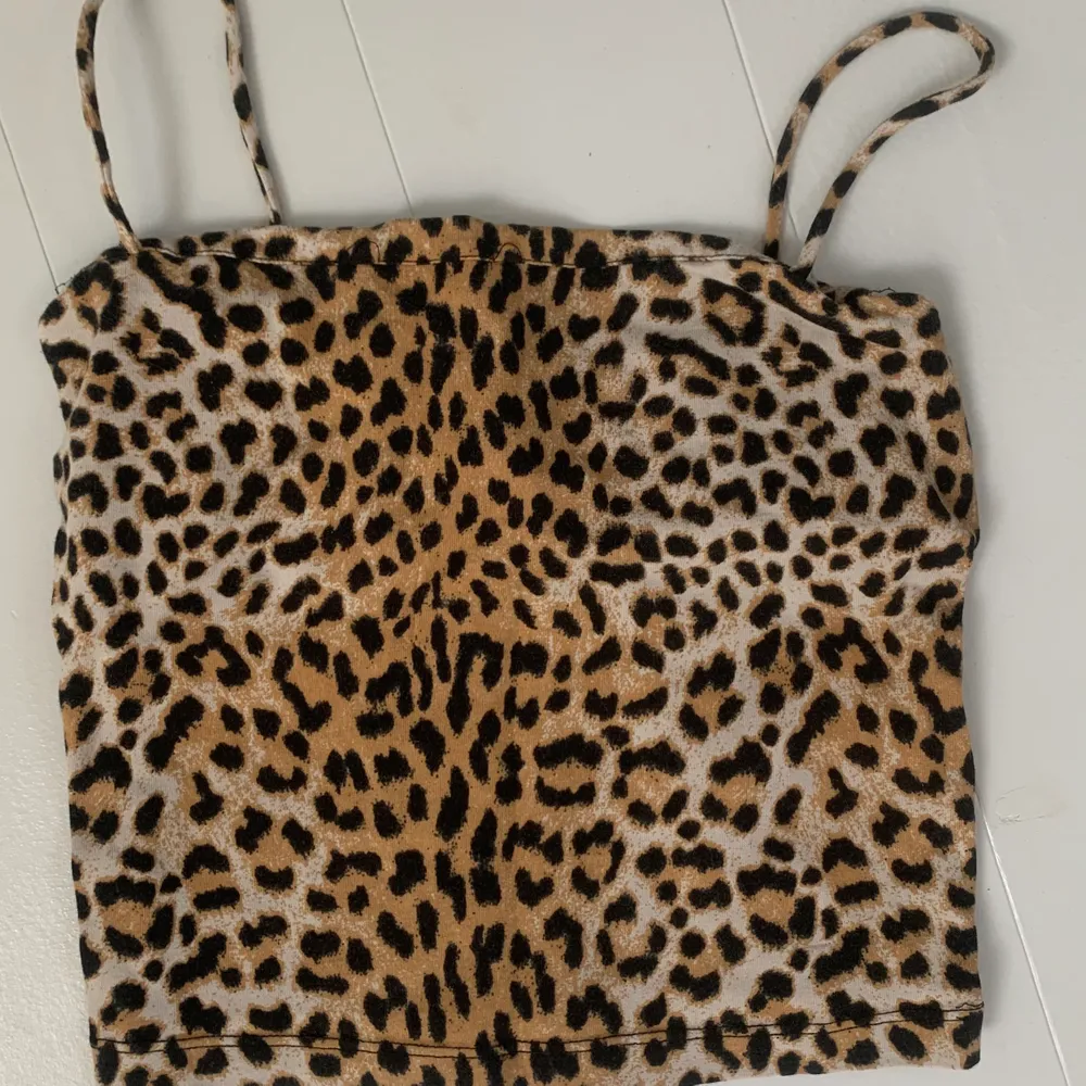 Ett leopardmönstrat linne med spagetti band. Köpt för typ 1,5 år sedan, men har inte använts så mycket. Ny pris 99kr. Toppar.