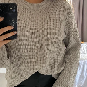Stickad tröja - Jättefin ljusgrå stickad tröja från Gina tricot! Så fin och skön. Väl använd och lite nopprig, men annars i bra skick!😍 köpt för 250kr! Köparen står för ev fraktkostnader!💕