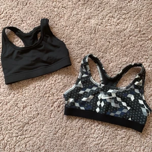 Sporttoppar - Två sporttoppar båda för 60kr för ena toppen har ett litet hål men man ser inte hålet nypris 300kr för båda dårå