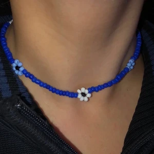 PÄRLHALSBAND MED BLOMMOR - Säljer mina fina halsband som är perfekt att pifa upp en tråkig outfit med. 40kr/st eller båda för 70kr!. Aldrig använda