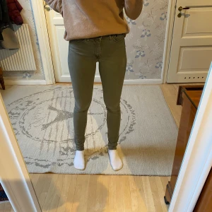 Gröna jeans - Köpte dessa stretchiga jeans från h&m! De är använda ett flertal gånger men ändå i perfekt skick! Modellen är helt slutsåld från hemsidan🥰 Jättesköna och snygga!!
