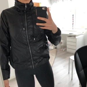 Svart Regnajacka - Säljer denna helt oanvända snygga jackan.🦋 Funkar lika bra till vardags som till träning eller som regnjacka✨. Nypriset är 199kr mitt pris 50kr + frakt🥰