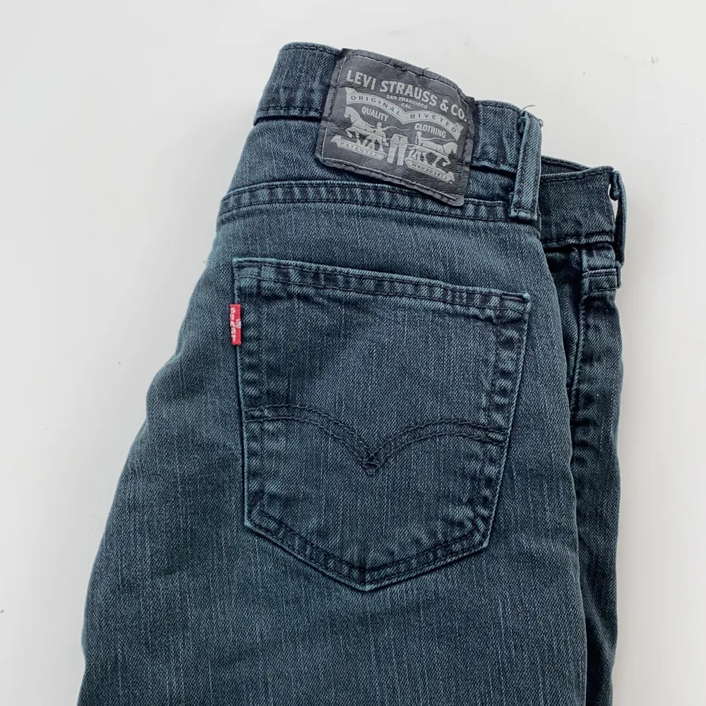 Jättesnygga svarta jeans från Levi’s! Storlek: w29 l32! Utgångspris:100kr. Jeans & Byxor.