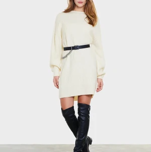 Stickad klänning, oversized knit - Från Bikbok, använd endast en gång. Jättemysig och härlig, super snygg men inte riktigt min stil. Kan användas som klänning eller oversized tröja. Frakt 40 kr! 