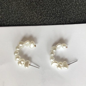 Oanvända örhänge - Örhänge som är helt oanvända, dock utan plopp. Frakt tilkommer