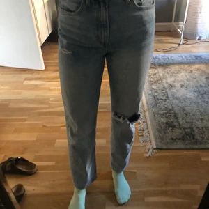 Jeans - Favoritjeansen säljs pga för stora. Från HM, använda en del men fint skick. Revan på knät har blivit större än vad det var förut men inget man tänker på. 