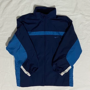 Nike jacka i storlek M, passar S - En Nike jacka som är perfekt för våran, sena sommarkvällar och hösten✨ Den är i jättefint skick helt utan några skador. Frakten är 66 kronor och leveranstiden är mellan 1-3 dagar🇸🇪 Har du mer frågor är det bara att höra av sig:)