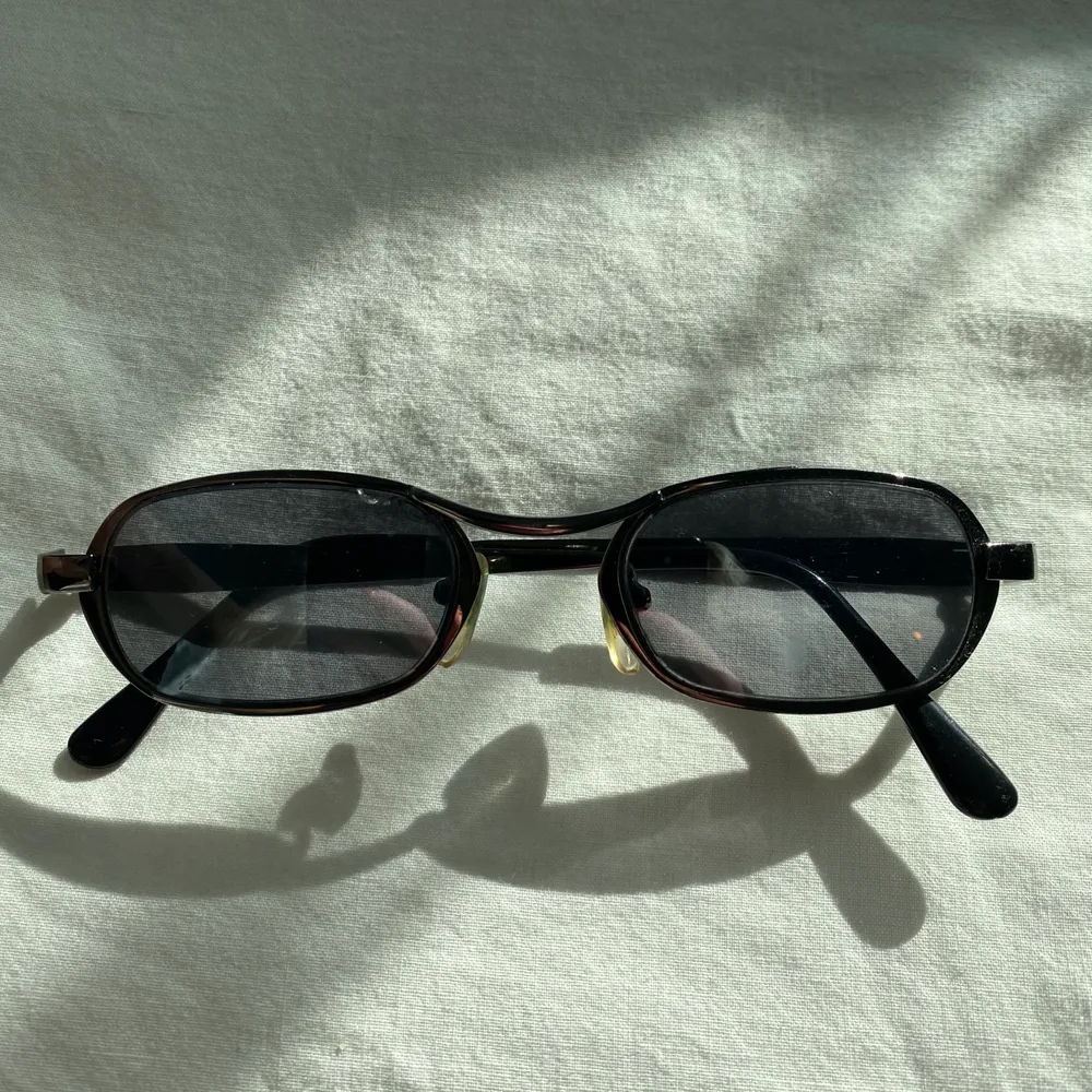 Solglasögon köpa secondhand! Förmodligen från 90-talet! Frakt tillkommer. Accessoarer.