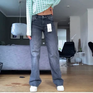 Zara jeans  - Grå/svarta jeans från zara i modellen 90’s full length. De är midrise och avklippta för att passa någon runt 165, går att klippa kortare. (Första bilden är lånad) 💕 Buda eller köp direkt för 400 + frakt