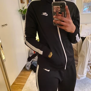 Nike set - Använd cirka 3 grg, köpt på barn Zalando storlek L passar som S vanlig storlek 