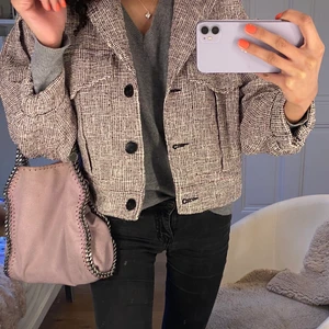 zara jackan - oanvänd zara jacka. jättefin med svarta, vita, rosa och lila detaljer.