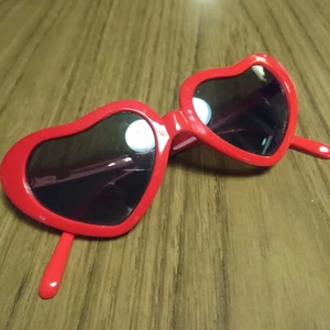 Hjärtformade solglasögon  - Klassiska hjärtformade solglasögon i nyskick, från beyond retro💕